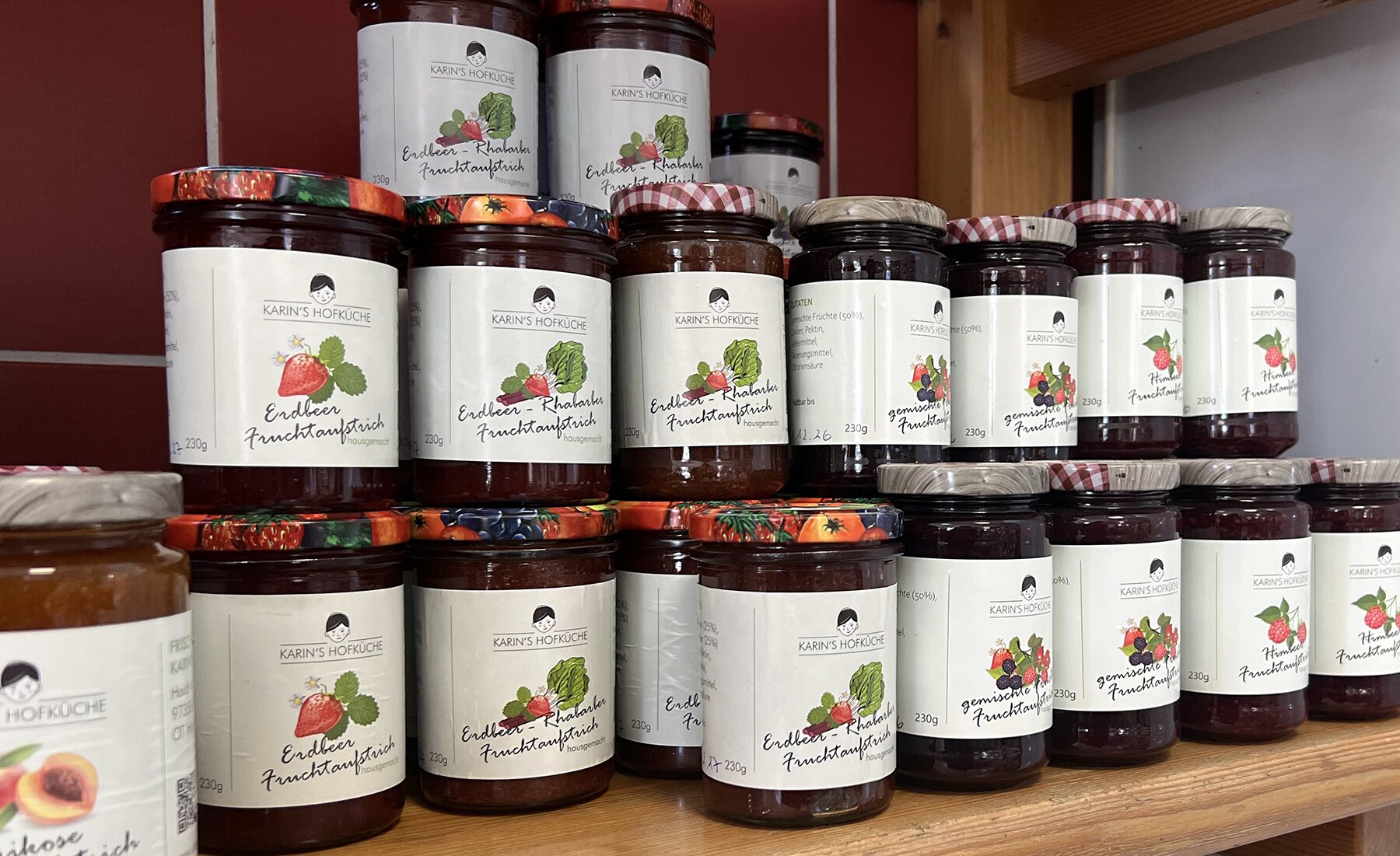 Verschiedene Fruchtaufstriche in Gläsern