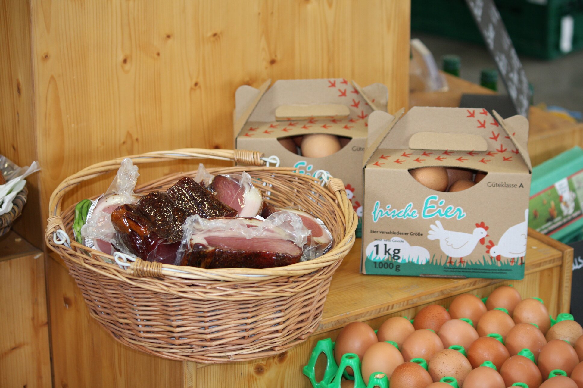 eingeschweißter Tiroler Speck im Präsentierkorb