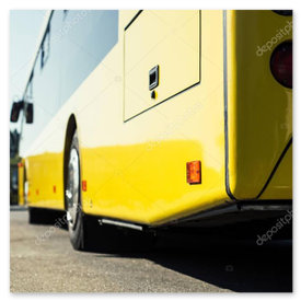 Bus am Hof mit bequemem Ein- und Aussteigen
