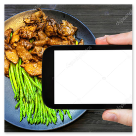 Gruppe bei der Hofführung über das Spargelfeld