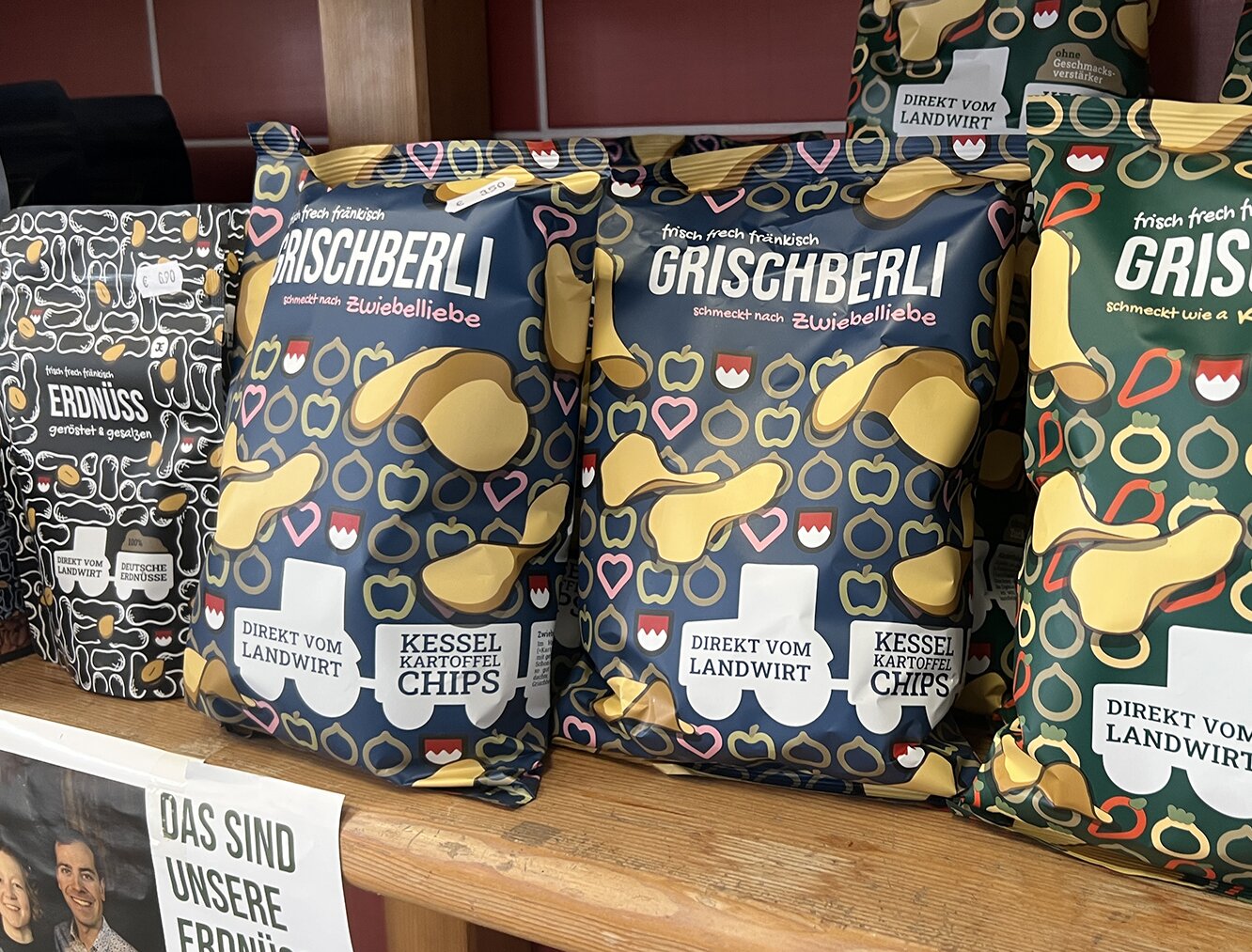 Erdnüsse und verschiedene Sorten Chips in bunten Tüten