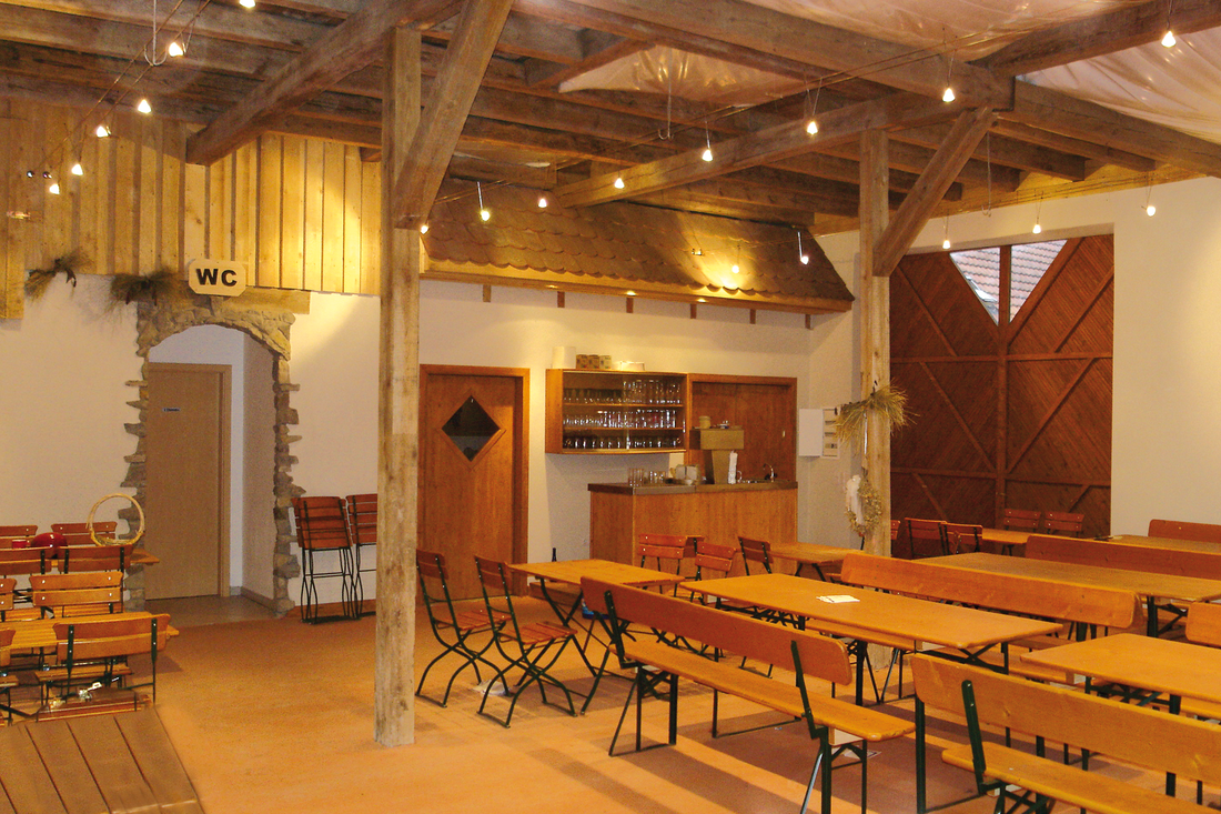 Stimmungsvoll dekorierte Spargelscheune