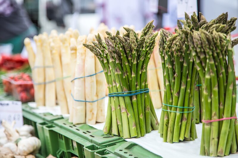 Spargel weiß oder grün, in Portionen